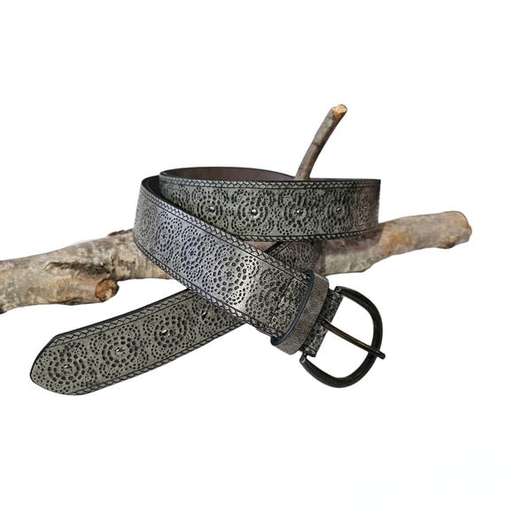 Grey fashion belt with pretty detailing. - Picture 1 of 4